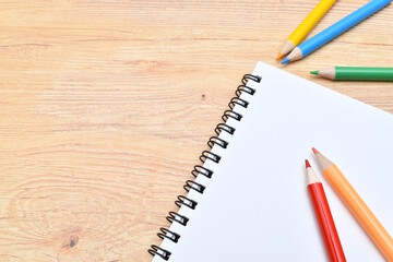 色鉛筆とスケッチブック