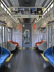 空いている列車の車内