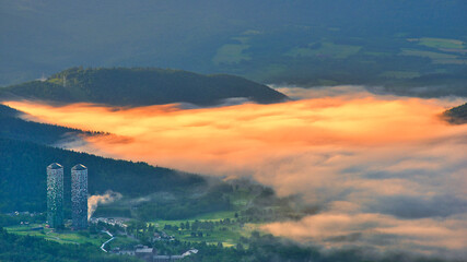 北海道の美しい朝の雲海風景