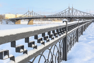 Naklejka premium Metal fencing of the Afanasy Nikitin embankment overlooking the Starovolzhsky bridge in the city of Tver. An old metal fence along the embankment.