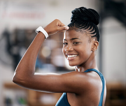Portrait, fitness or black woman flexing muscle or body goals in training,  workout or exercise at gym. Strong person, results or healthy African girl  athlete with powerful biceps, motivation or focus Photos