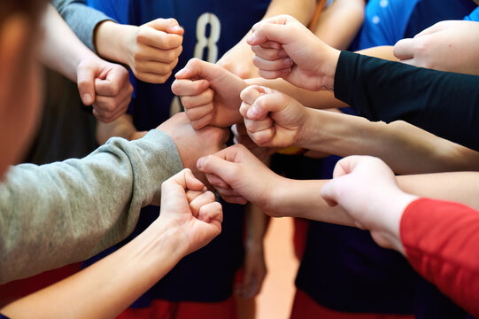 Eine Jugend Handballmannschaft beendet die Auszeit mit einer symbolischen Handlung und einem Schlachtruf