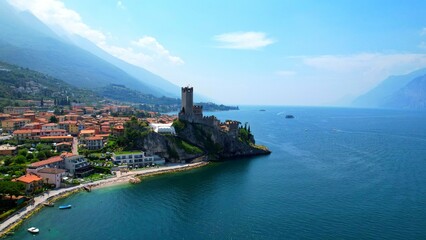 Blick auf die Scaliger Burg von Malcesine - Gardasee - 4k Drohnenaufnahme