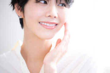 美しい女性の口元と顔のアップ
