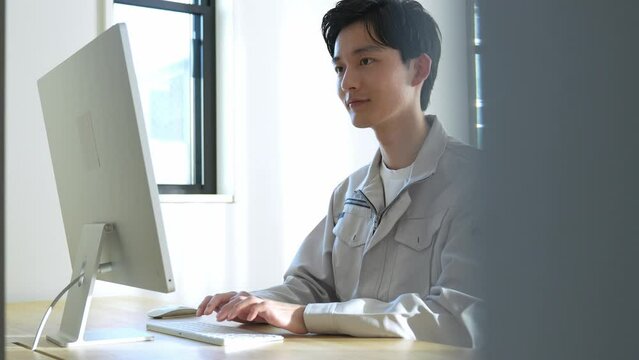 作業着を着た若い日本人男性