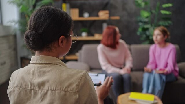 Psychologist listens to communication of mother and daughter