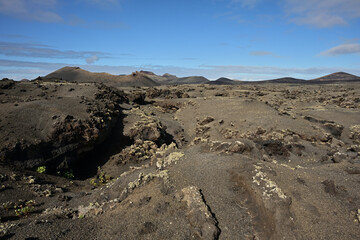 Fototapeta na wymiar Der Vulkan El Cuervo im Los Volcanes Naturpark erhebt sich aus erkalteten Lavafeldern
