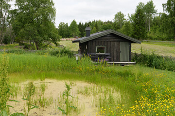 Kleine Hütte, Pilgerherberge an einem Teich. Gesehen auf dem Pilgerweg St. Olavsweg bei Tangen in...
