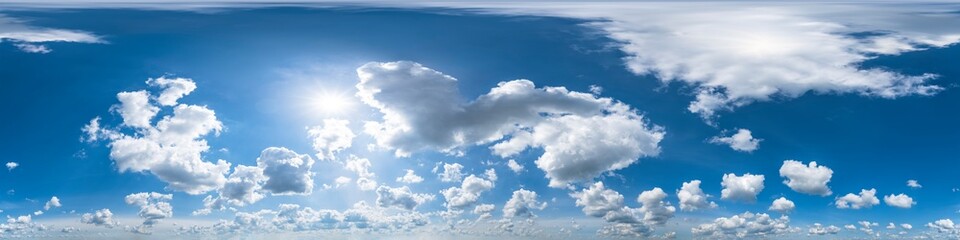 Nahtloses Panorama mit blau-weißem Himmel 360-Grad-Ansicht mit schönen Wolken mit Zenit zur Verwendung in 3D-Grafiken als Himmelskuppel oder zur Nachbearbeitung von Drohnenaufnahmen 