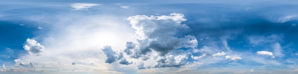 Fototapeta na wymiar Nahtloses Panorama mit blau-weißem Himmel 360-Grad-Ansicht mit schönen Cumulus-Wolken zur Verwendung in 3D-Grafiken als Himmelskuppel oder zur Nachbearbeitung von Drohnenaufnahmen 