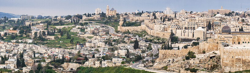 Blick vom Ölberg auf den Tempelberg in Jerusaalem, mit Al-Aqsa-Moschee und Dormitio Kirche	