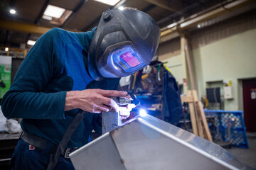 soudeur travailleur soudure industrie mécanique métallerie chaudronnerie usinage welder welding