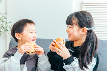 仲良く食事する兄弟