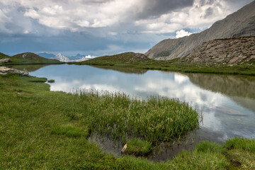 Fototapeta na wymiar Lac de l' Eychassier en été , paysage du Massif du Queyras en été , Alpes