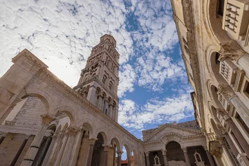 Deurstickers Upward view of the peristyle in Diocletian's Palace in Split with the cathedral © Vermeulen-Perdaen