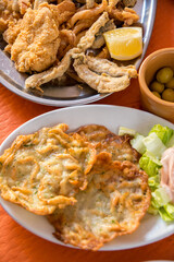 Tortitas de camarones y bandeja de pescado en Andalucía