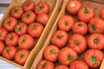 Cajas con tomates en el exterior de una tienda