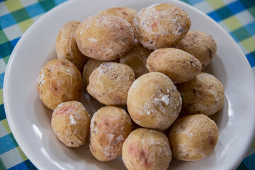 Plato con papas arrugadas de Canarias