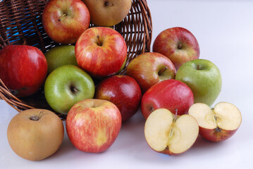 Grupo de manzanas sobre una mesa