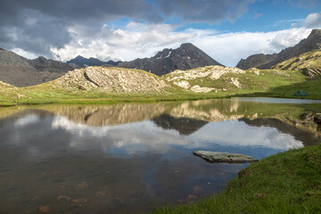 Fototapeta na wymiar Lac de l' Eychassier et le Pain de Sucre en été , paysage du massif du Queyras , Hautes-Alpes