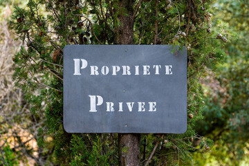 un panneau de signalisation de Propriété privée