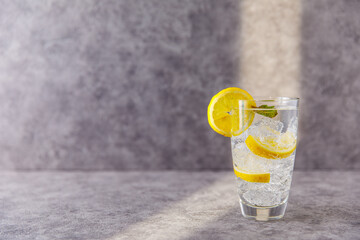 Mineralwasser im Glas mit Eiswürfel eiskalt