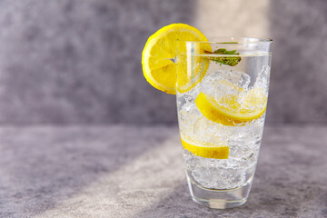 Mineralwasser im Glas mit Eiswürfel eiskalt