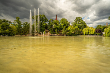 fontanny na Stawie Zamkowym obok Wieży Piastowskiej w Opolu © Henryk Niestrój