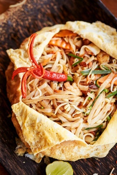  phat thai, Add bean sprouts, nuts, and shrimp to rice noodles and stir-fry