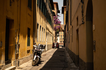 Fototapeta na wymiar Street view of a classic Italian narrow alley in Pisa, Italy