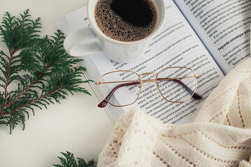 Café preto em uma  xícara branca. momento leitura bebendo um delicioso café da manhã. 