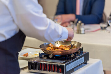 Cuisson des gambas et friture dans un restaurant