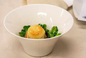 Salade avec fromage de chèvre en assiette