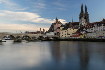 Fototapeta na wymiar Steinerne Brück in Regensburg im Winter