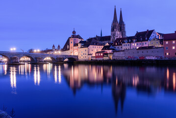 Regensburg Spiegelung in der Donau abends im Winter