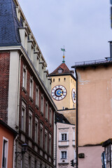 Häuser mir Rathaus Turm in Regensburg