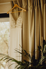Robe de mariée suspendue à la fenêtre