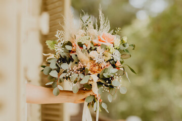 La mariée présentant son bouquet par la fenêtre © lorabarra
