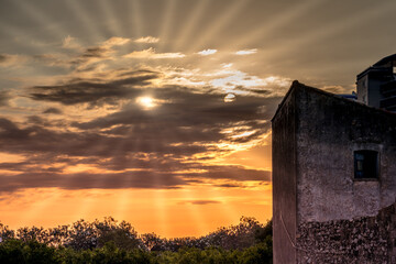 Amanecer con rayos de sol entre nubes