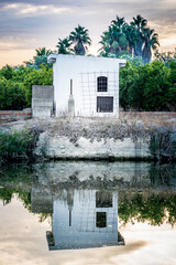 Casa reflejada en el rio