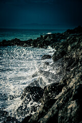 Olas de mar sobre escollera