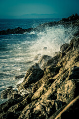 Olas de mar sobre la escollera