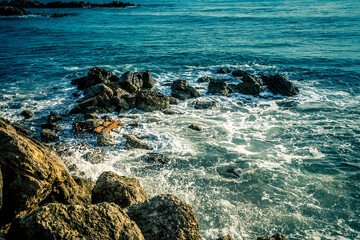 Olas de mar en la costa con rocas