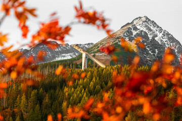 Skocznia narciarska jesień w górach - obrazy, fototapety, plakaty