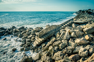 Escalera en escollera de mar