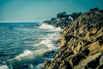 Olas rompiendo sobre las piedras