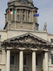Torre com bandeiras da Custom House Visitor Centre - Dublin Irlanda