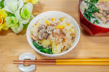 炊込みピラフと味噌汁