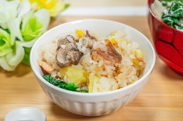 炊込みピラフと味噌汁