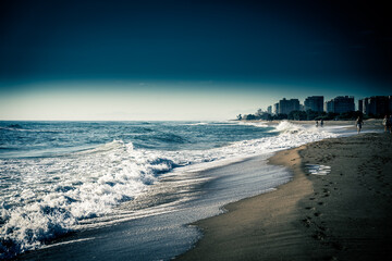 Playa con personas paseando